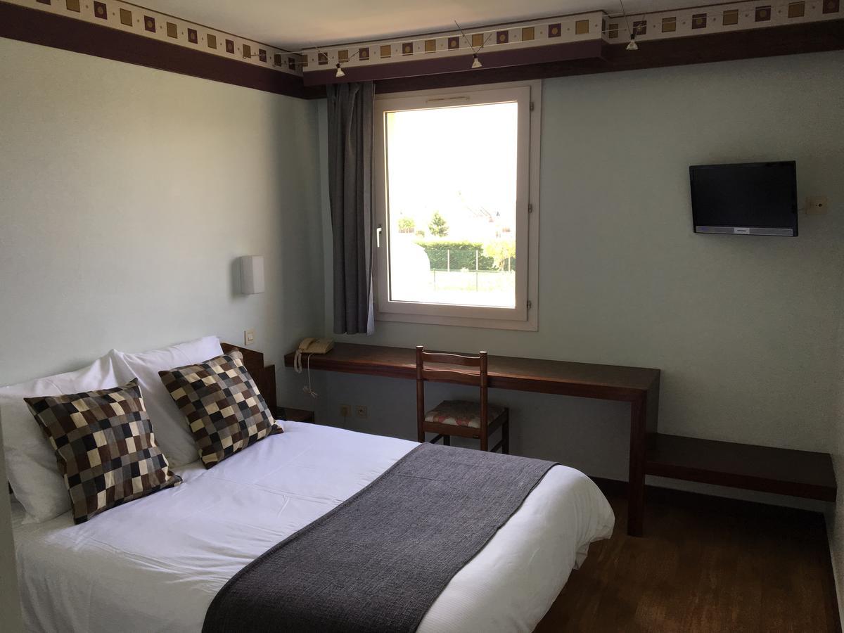 Hotel Le Dauphin Saint-Denis-de lʼHôtel Zewnętrze zdjęcie