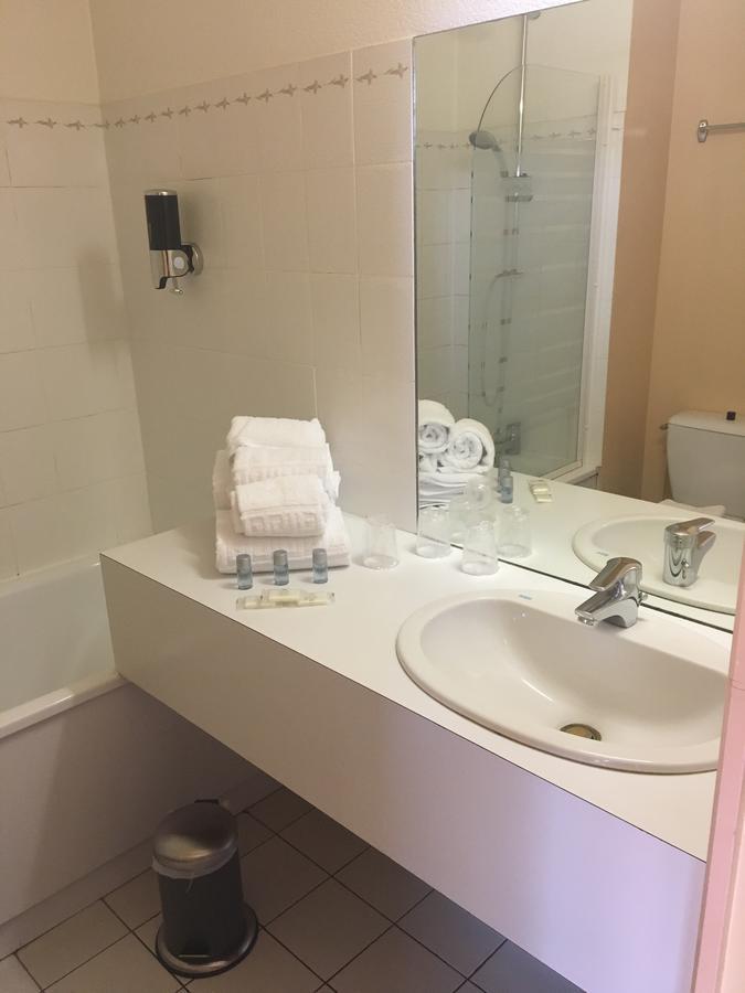 Hotel Le Dauphin Saint-Denis-de lʼHôtel Zewnętrze zdjęcie