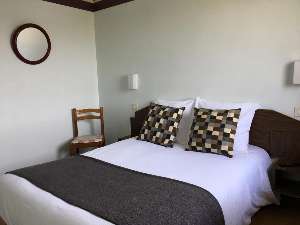 Hotel Le Dauphin Saint-Denis-de lʼHôtel Zewnętrze zdjęcie