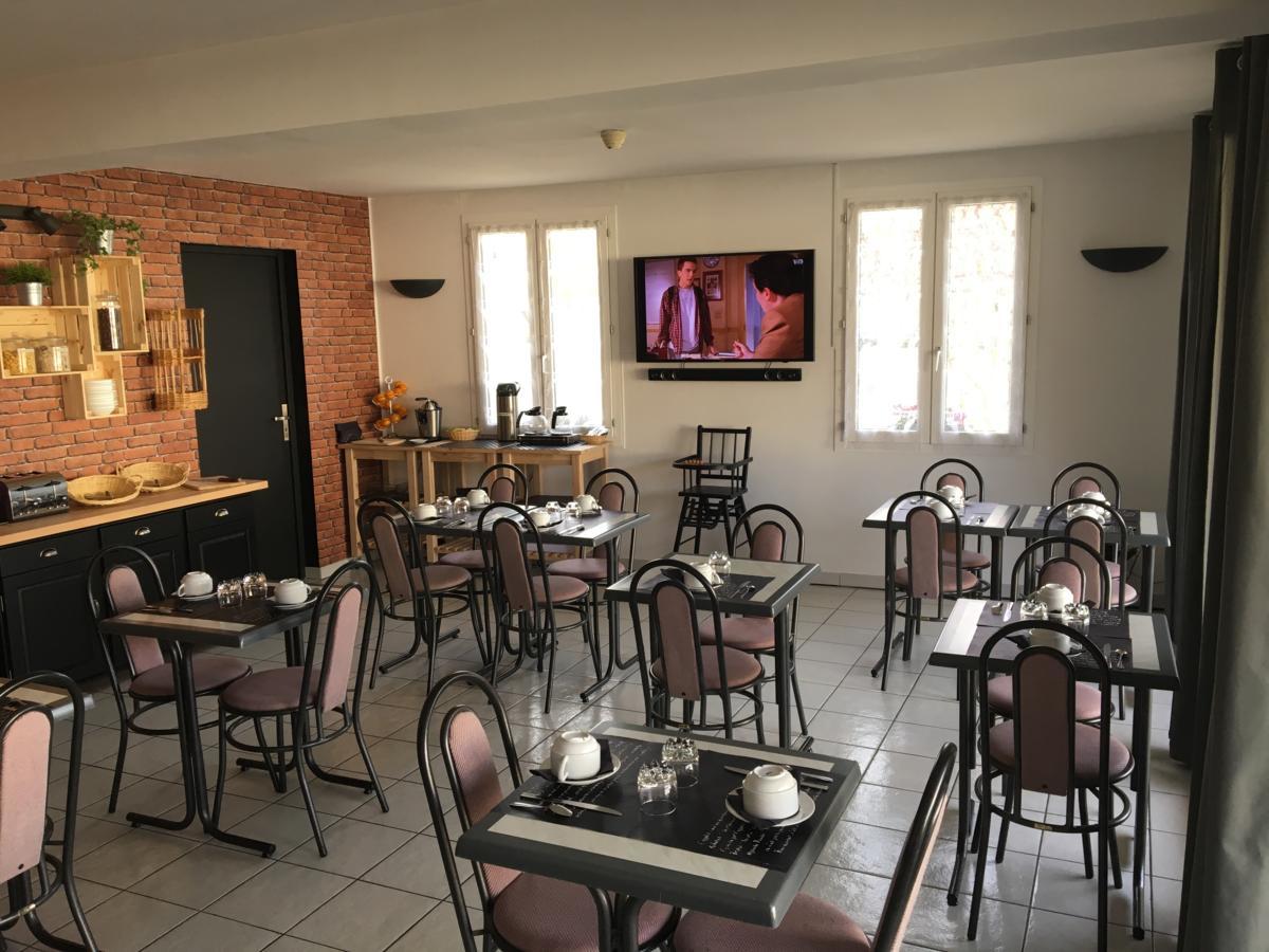 Hotel Le Dauphin Saint-Denis-de lʼHôtel Zewnętrze zdjęcie
