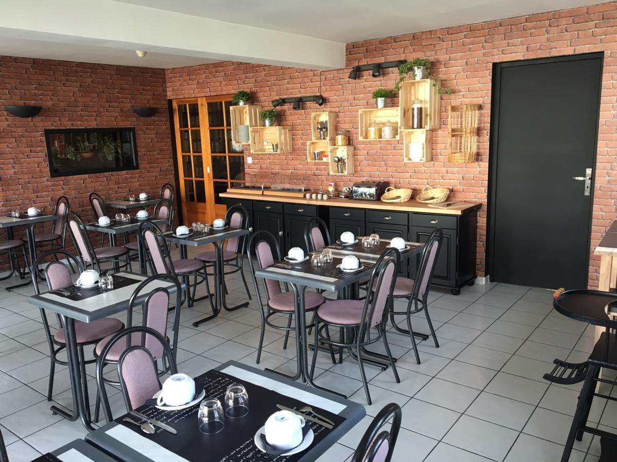 Hotel Le Dauphin Saint-Denis-de lʼHôtel Zewnętrze zdjęcie